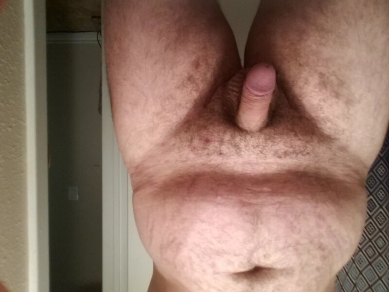 小さな足を引きずるペニスを持つやや太りすぎの白人男性 picture