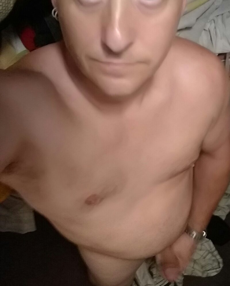 妻の母親のために法廷でポーズをとっている息子 picture