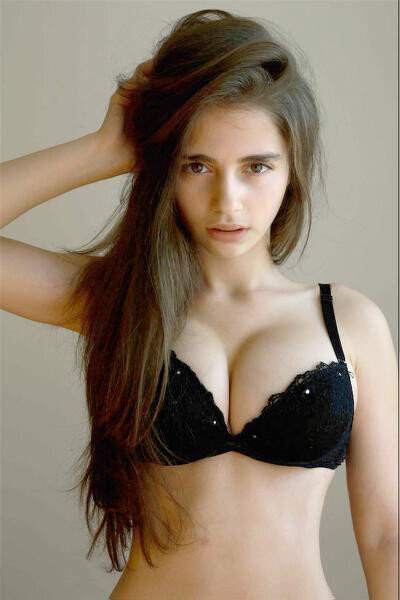 丰满的青少年加勒特夸口在性感胸罩 picture