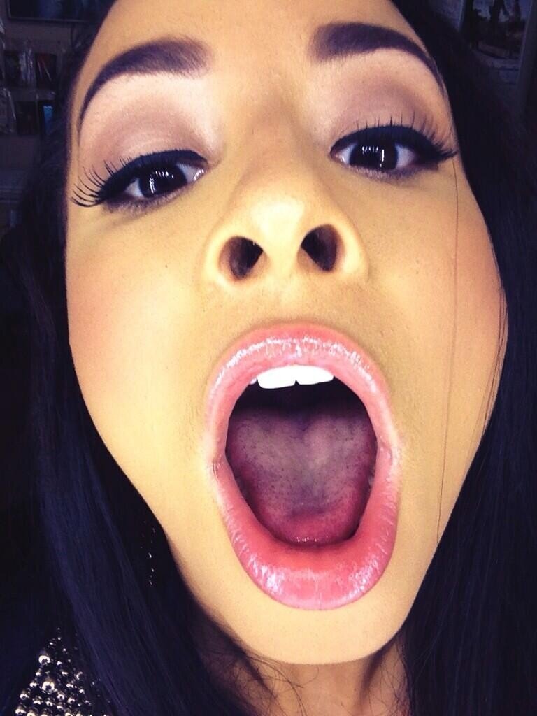 ティアナ・トランプ、ちょうど別の人間の肉体、口の猫。 picture