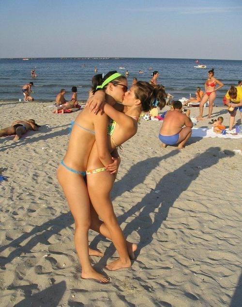 一流的女同性恋青少年在这个真棒新手丁字裤图片 picture
