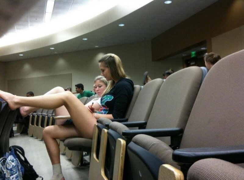 講義に注意を払う人もいます picture