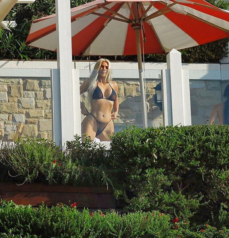 Kim Kardashian sahilde picture