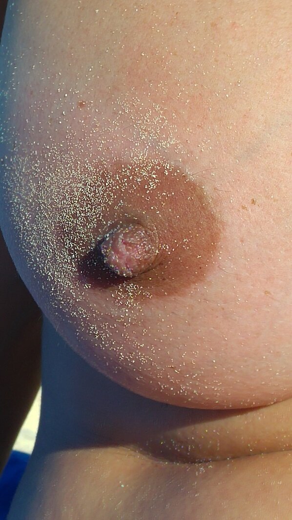 ビーチの素晴らしい乳首 picture