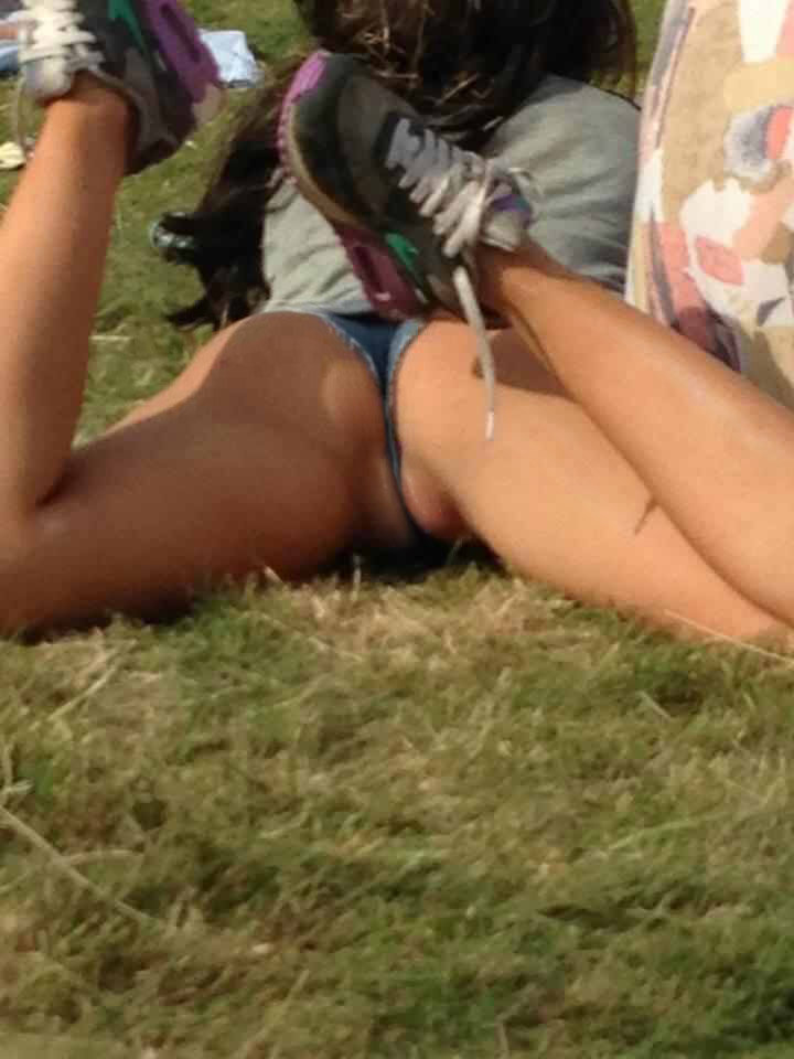 ティーンの猫はホットパンツに投げ込まれているのを見る picture