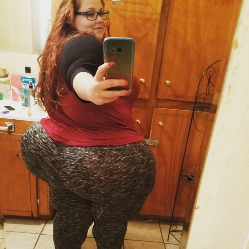 この美しい赤毛ssbbwの素晴らしいタンクのお尻 picture