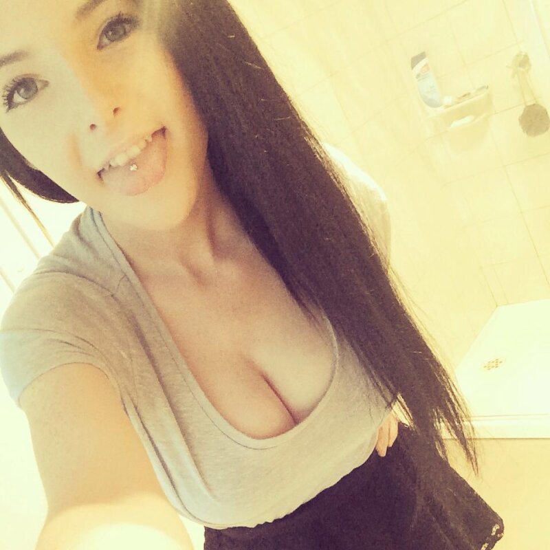 驚くべき胸の谷間を持つ自分撮り picture