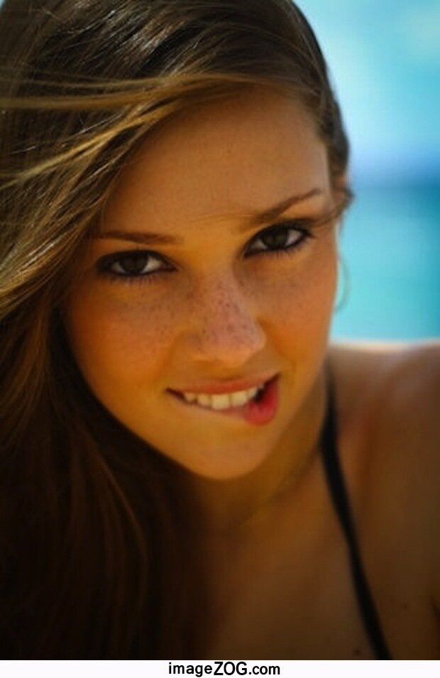 このホットな元ガールフレンドのセルフショット写真で見事なブルネットの法定年齢のティーンエイジャー。 picture