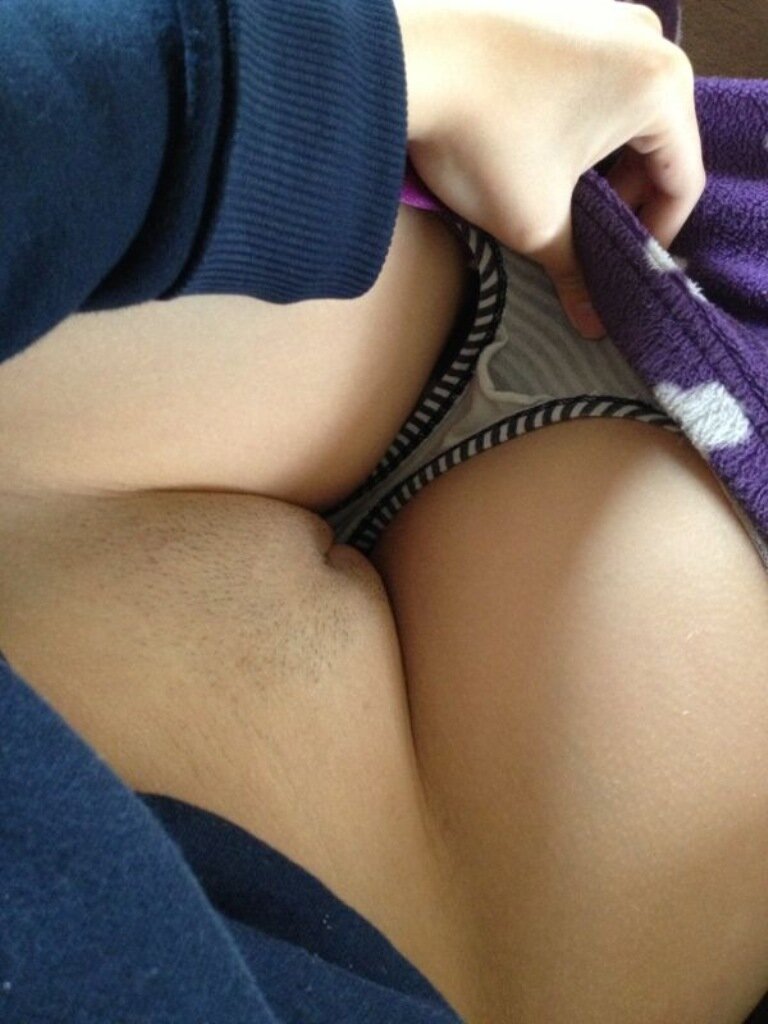 이 귀여운 소녀는 당신에게 뭔가를 보여주고 싶어 picture