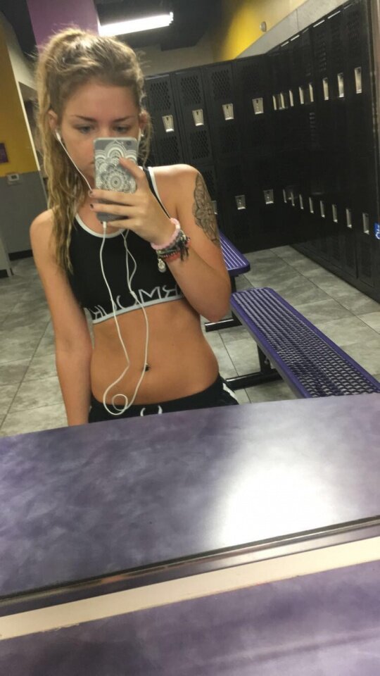 素晴らしい小さなおっぱいを持つタイトなティーン picture