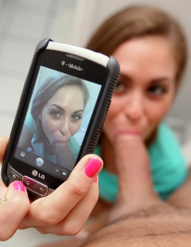 Cesur Mädchen machen Özçekimler während sie deinen Schwanz lutschen picture