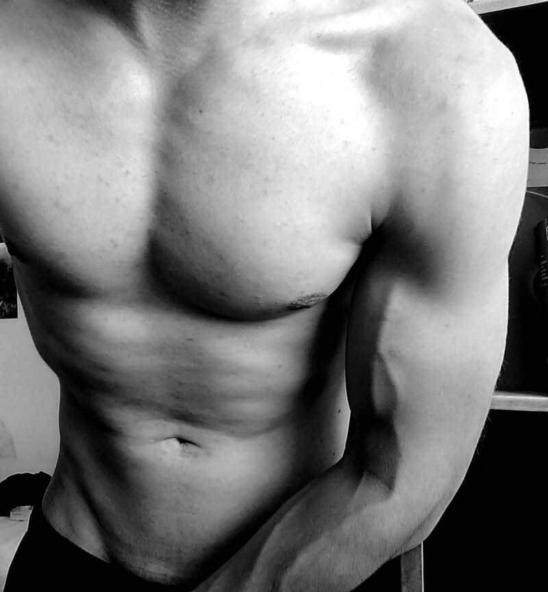 和一个朋友打赌，她输了，你得到了照片 picture