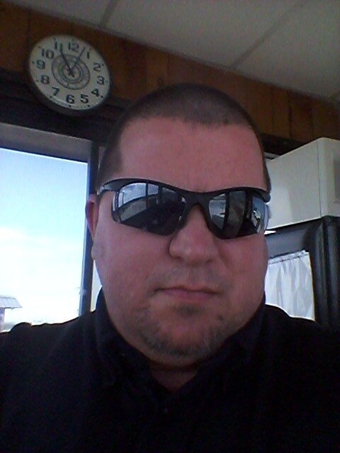 楽しみを探しているかわいい男。 picture