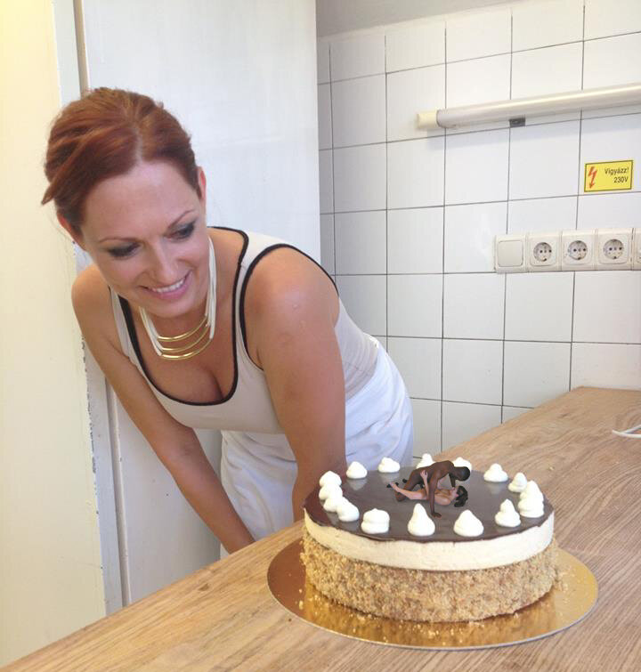 「すみません...これはとても暑いです...あなたが彼女とセックスしている間に私があなたの体にキスしてもいいですか？」 picture