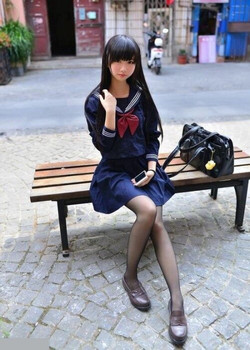かなりアジアのティーン、彼女の財布に大人のおもちゃを持って、彼女の喉をファックするように私に頼む picture