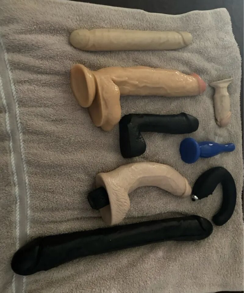 当我操她的阴户时，我应该在我的Gfs屁股上使用哪一个？ picture