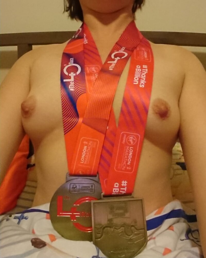 女朋友带着奖牌看上去很热 picture