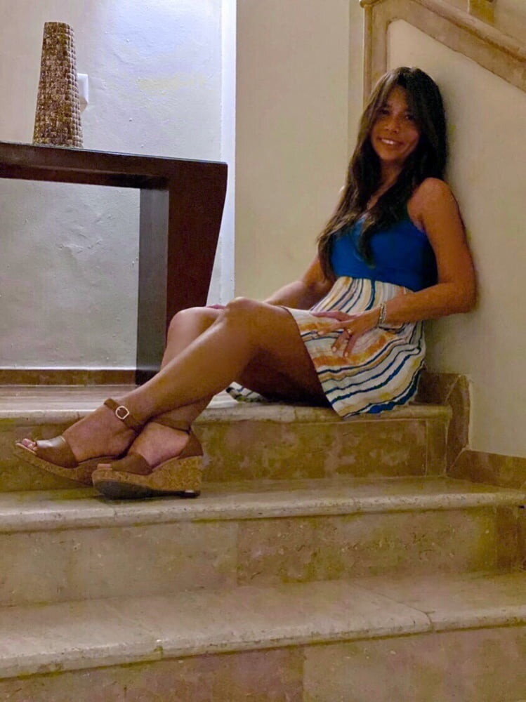 あなたが彼女に何をしたいのか知りたがっているセクシーな熟女、恥ずかしがらないでください... picture