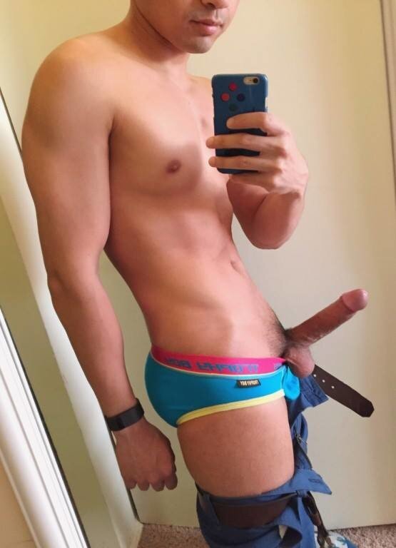 자신의 아주 좋은 외모 몸매를 과시하고 완전히 자르지 않은 자지를 세운 누드 십대 남자를 맞추십시오. 확실히 아주 좋은 자르지 않은 음경 picture