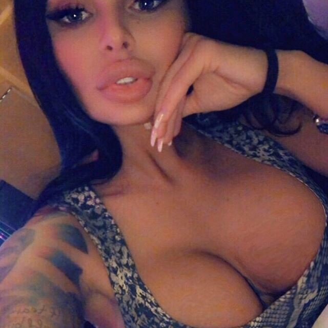 놀라운 가슴 섹시 갈색 머리 picture