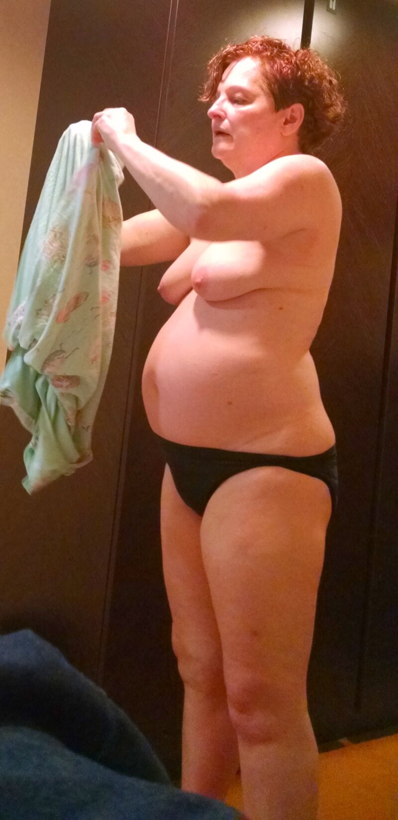 大きなお腹で裸のぽっちゃり妻 picture