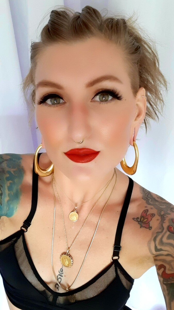 性感的金发纹身的camgirl NikkiBeez picture