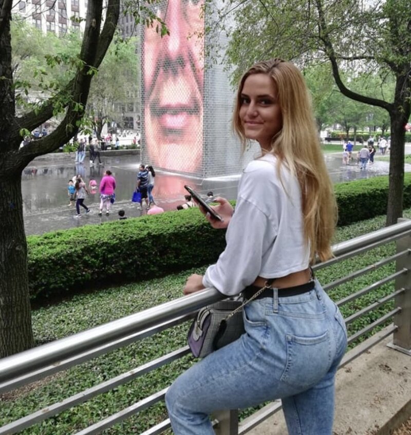 ジーンズのショートパンツでこのセクシーな金髪のティーンに撫でるのをやめられない picture