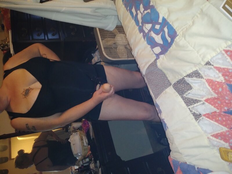 愛人が私に彼女の巨根を与える準備をしている picture