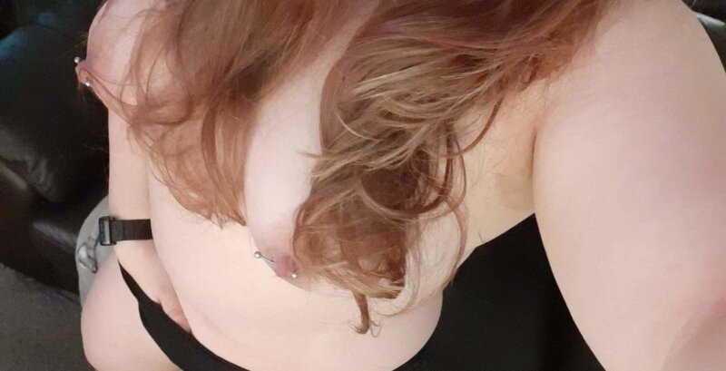 青少年与大刺穿的乳头黑发玩她的猫在psnties下 picture