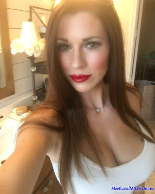 セクシーな自分撮りをしているゴージャスな巨乳熟女 picture