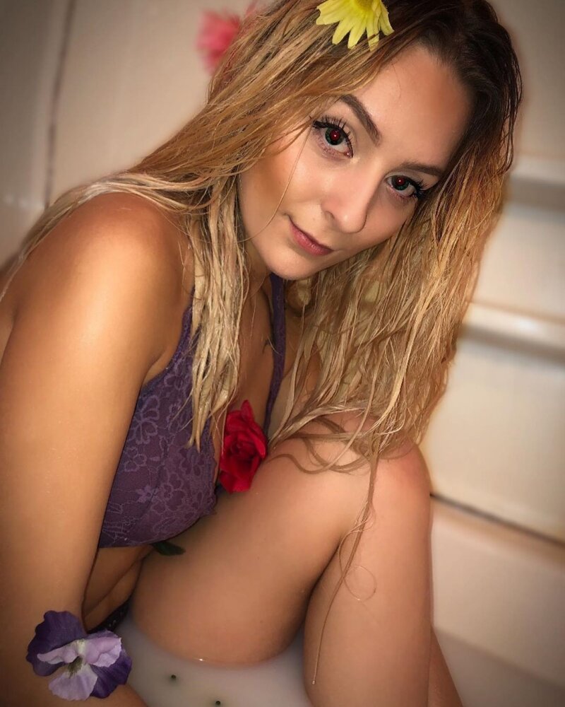 私のブラを外す誰かを探しているセクシーなブロンド picture