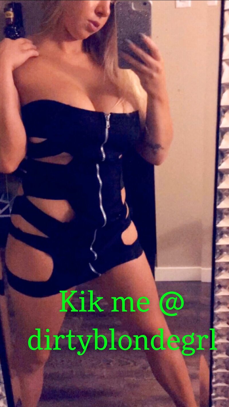 34DDD fincan ile seksi, ateşli ve oyuncak sarışın picture