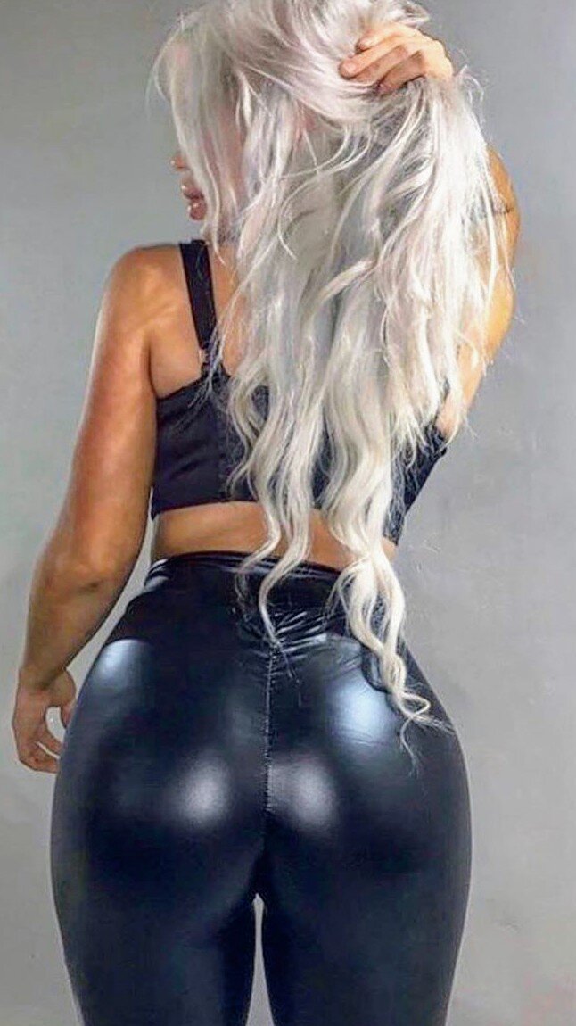 金发图书管理员，她的后备箱里有垃圾 picture