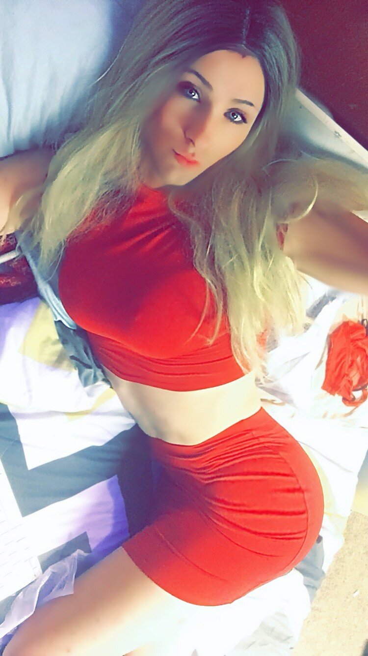 Giyinmiş ve yapayalnız .. emmek için büyük sert bir sikim olmasını diliyorum;) picture