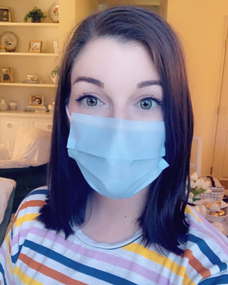 マスクを身に着けているセクシーなブルネット picture