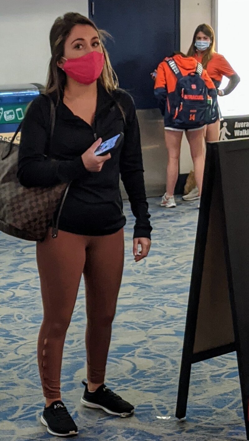 タイトな小さな旅行者とバックグラウンドでいくつかのシラキュースアスリートの女の子 picture