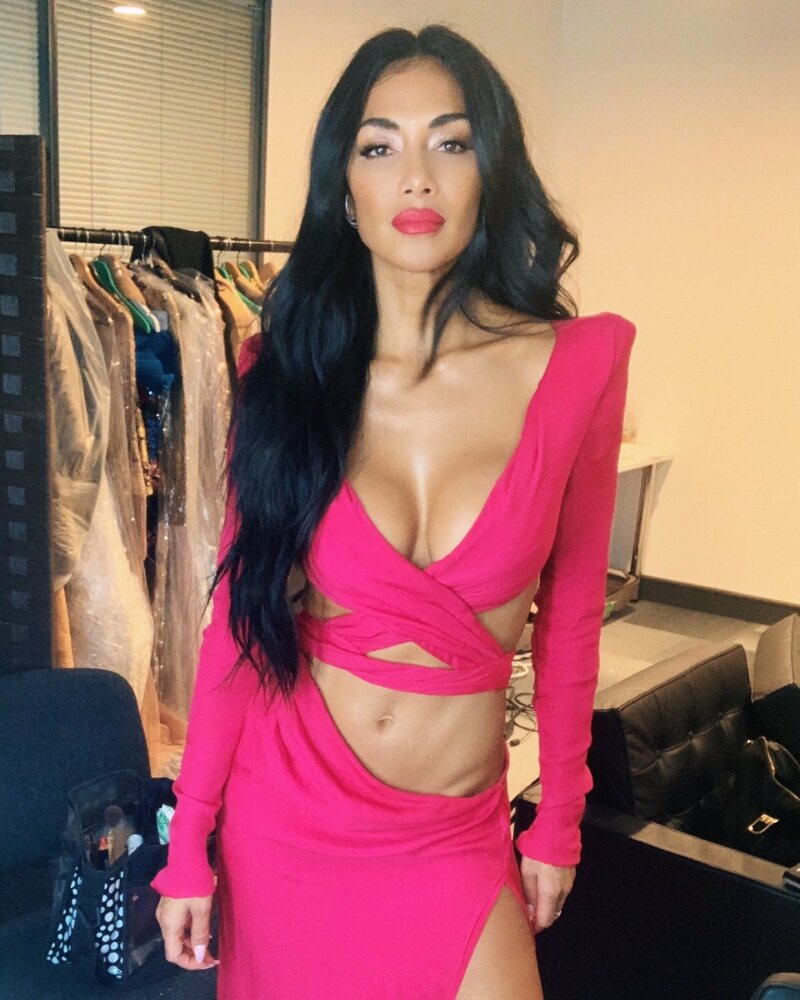 니콜 셰르징거가 드레스 벗고 도움을 원합니다. picture
