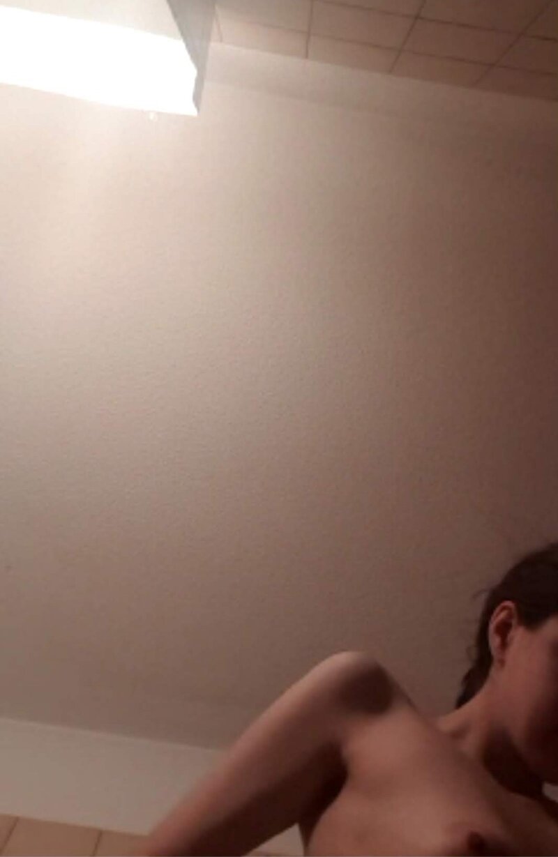 뜨거운 갈색 머리와 좋은 가슴 picture