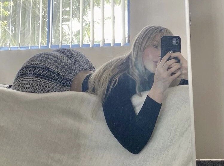 플레어 팬츠에 금발 thot picture