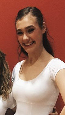 シャツを突っついている素敵なおっぱいと熱いブルネット picture