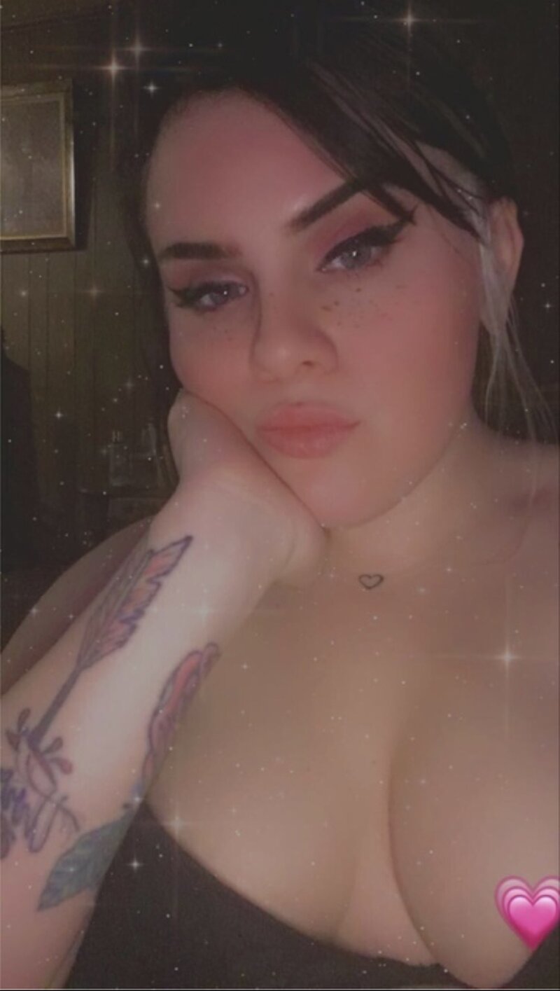 나는 우리가 어렸을 때 할머니 집에서 처녀성을 가져가는 것을 좋아했습니다. 그녀의 음부는 그 당시와 같은 느낌이지만 그녀는 그것을 더 잘 사용합니다. picture