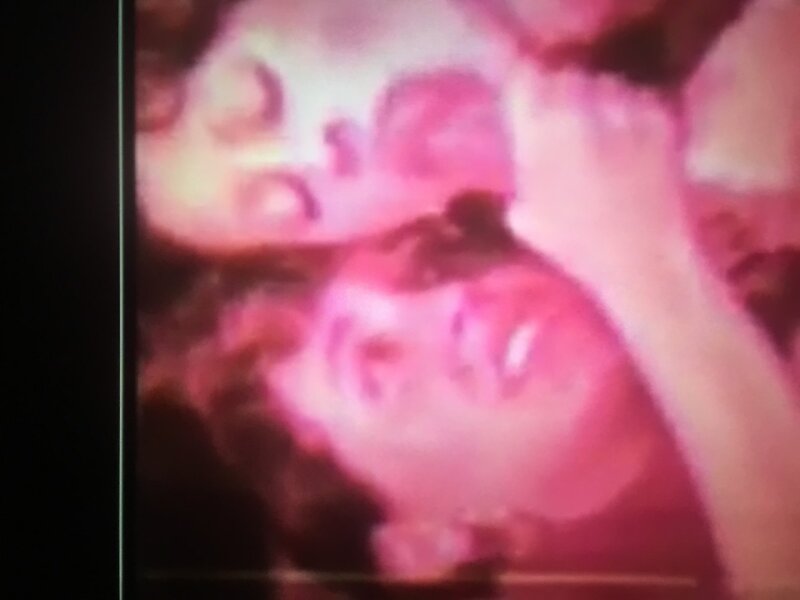 上一张照片中白色内衣的性感女人帮助一个大公鸡的朋友！ picture