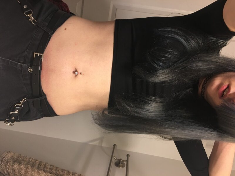 おへそを指で picture