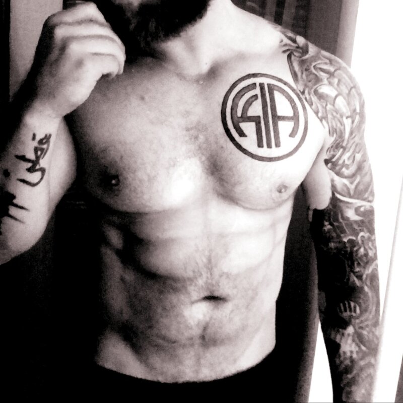 프로필 사진에 셔츠가없는 나만 ... 더 나은 품질의 조명과 새 비디오 카메라를 얻으면 더 많은 콘텐츠를 업로드 할 것입니다. picture