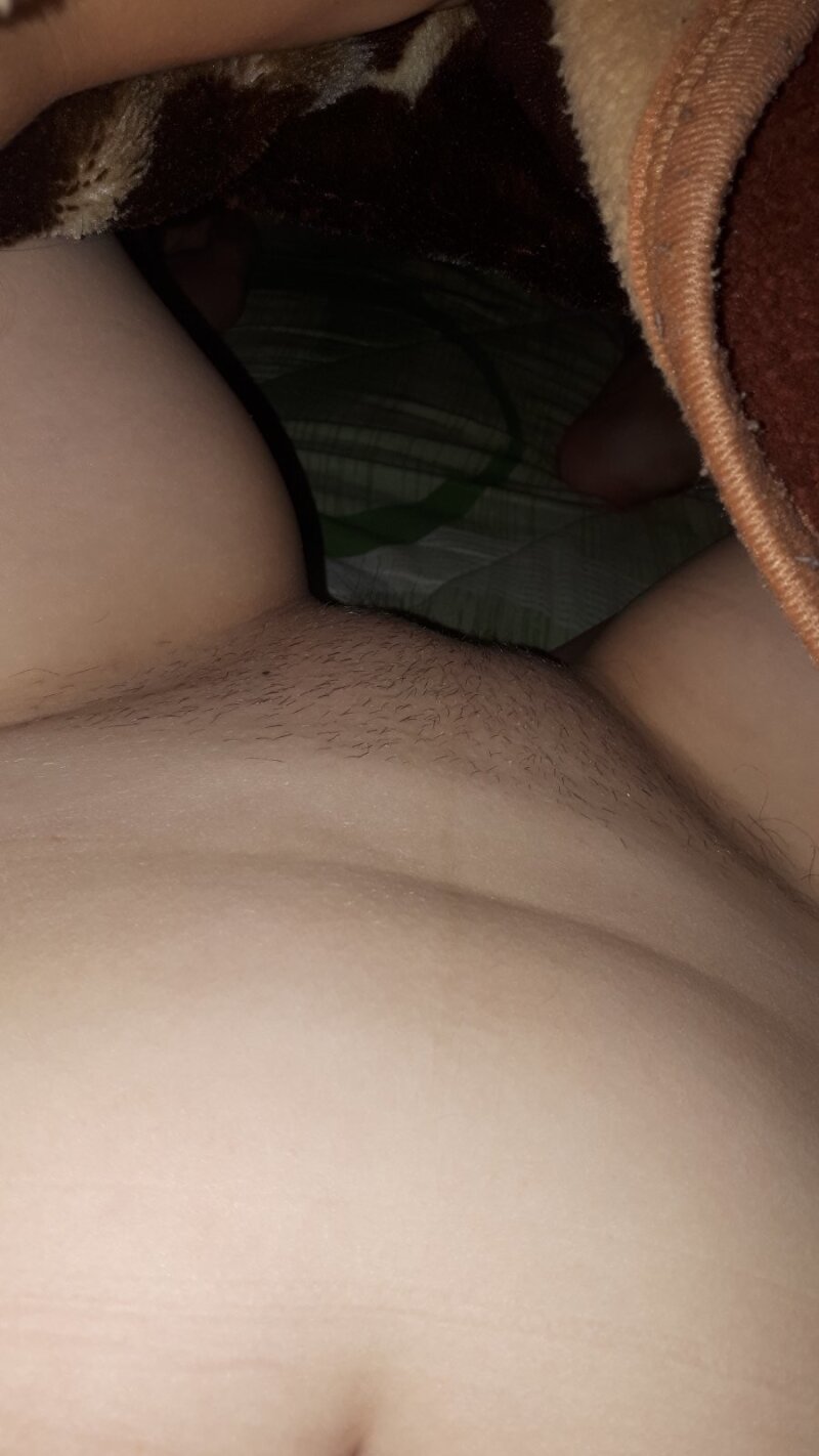 제 여자 친구가 저와 그녀의 새끼 두 명에게 같은 사진을 보냈습니다. picture