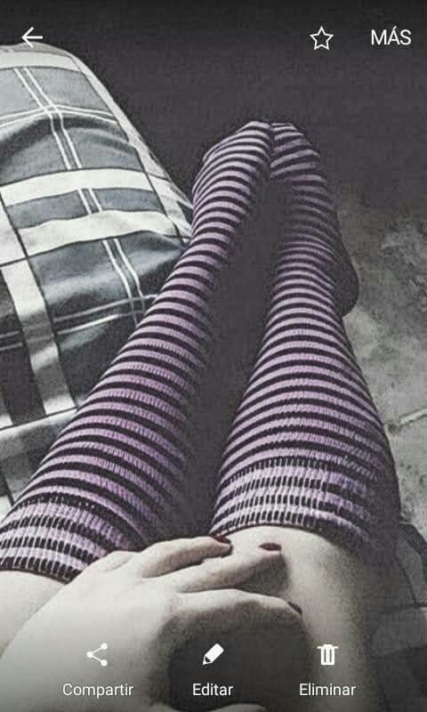 誰かが私のガールフレンドの足で中出ししたいですか？ picture