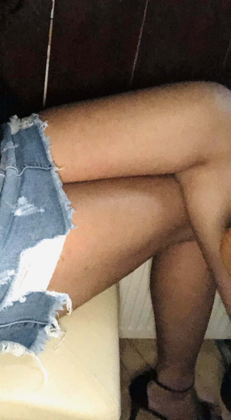 Etek ve yüksek topuklu seksi bacaklar picture