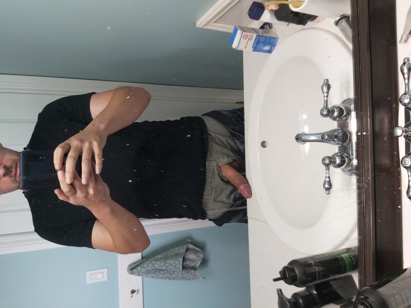 大きなペニスはまだ完全に固くない picture