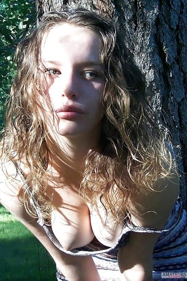 downblouse에 그녀의 torpedos를 보여주는 뜨거운 섹시한 십대 picture