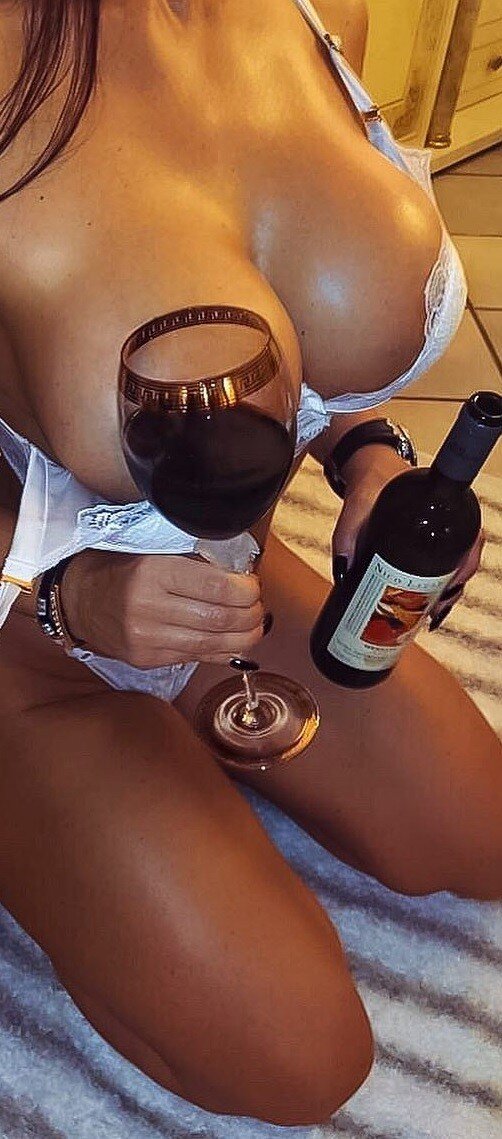 大きな光沢のある胸。 picture